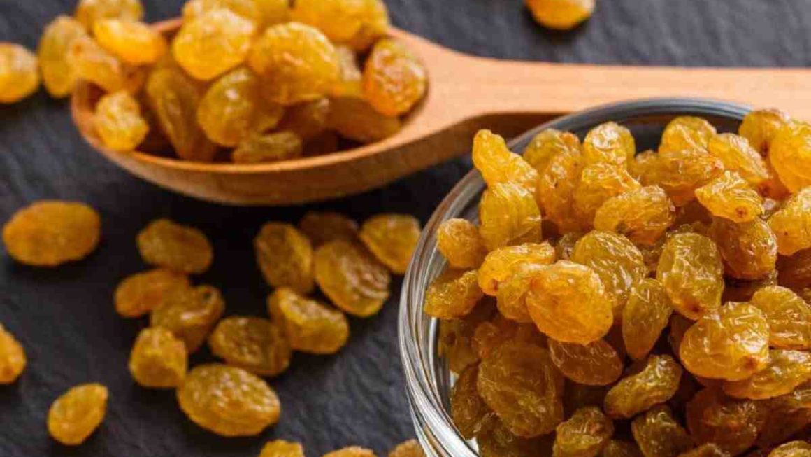 wellhealthorganic.com:easy-way-to-gain-weight-know-how-raisins-can-help-in-weight-gain
