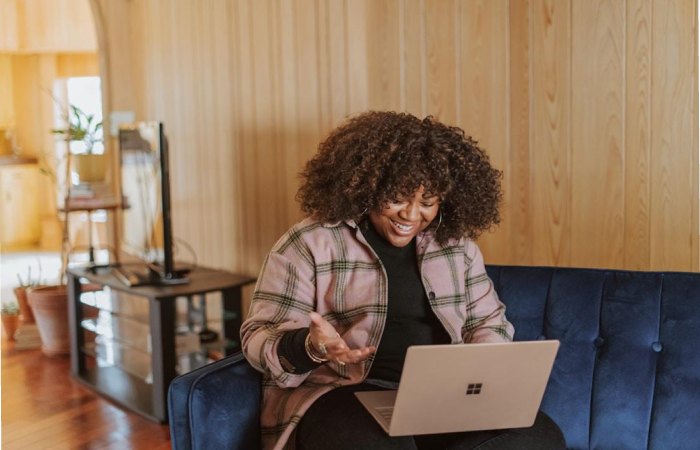 A woman working on her computer, symbolizing enhanced collaboration and accessibility through cloud-based proposal solutions